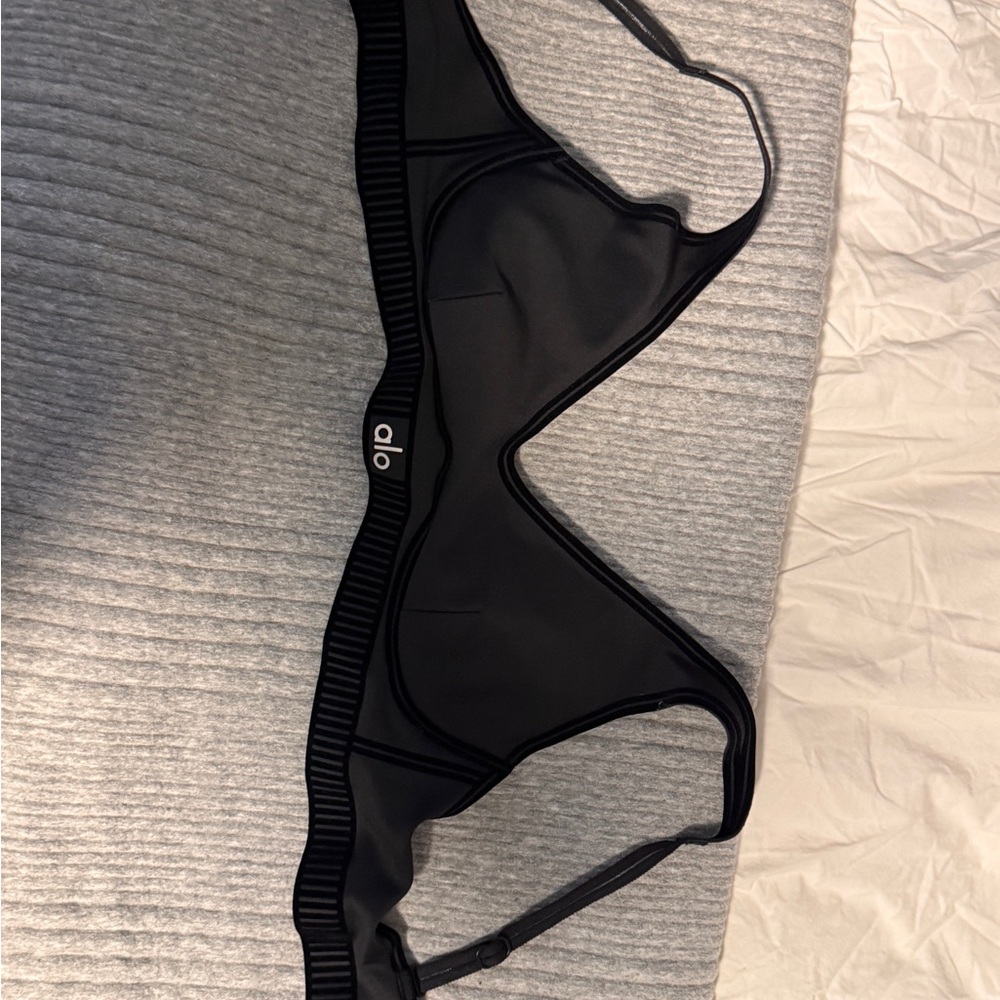 ALO Yoga Black Sports Bra with Seamless Design and Medium Support - Picture 3 of 3